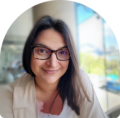 Lisa, health and fitness expert with degrees in Sport and Chiropractic Science, smiling in a professional setting, emphasizing her commitment to client wellbeing and rehabilitation-focused training.
